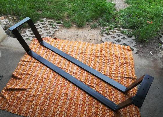 Výroba železné/hliníkové podnože na lavici