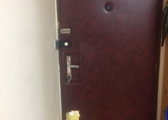 Čalounění bezpečnostních dveří v bytě - oprava/výměna čalounění