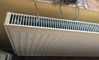 Výměna dvou radiátorů v rodinném domě za širší a instalace bezdrátové regulace teploty plynového kotle - stav před realizací