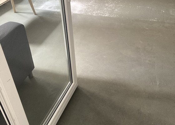 Oprava podlahy (litá stěrka) v ateliéru, natření podlahy (do 80m2) - stav před realizací