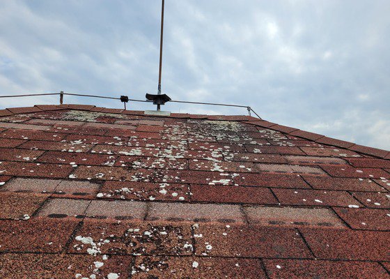 Oprava střechy rodinného domu - kanadské šindele