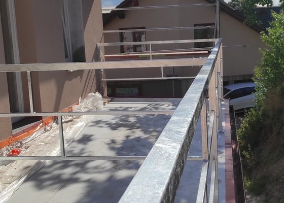 Výroba a montáž zábradlí na balkon bytového domu