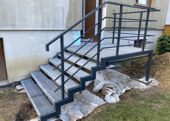 Výroba kovového schodiště s betonovymi schodnicemi.