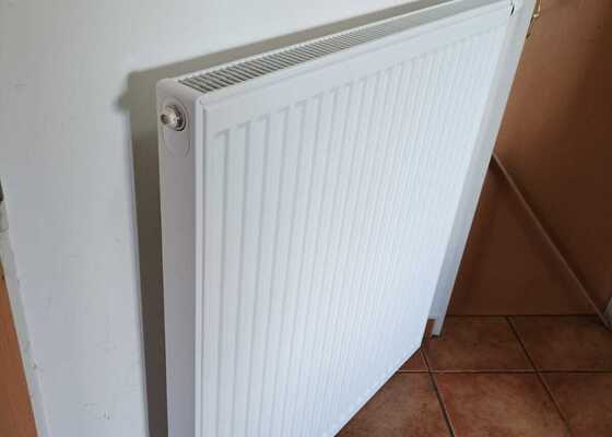 Výměna dvou radiátorů v rodinném domě za širší a instalace bezdrátové regulace teploty plynového kotle