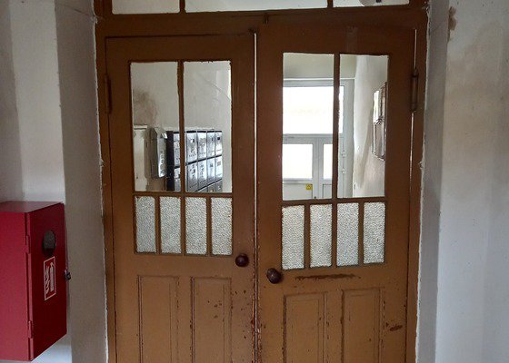 Renovace či zhotovení nových kyvných dveří