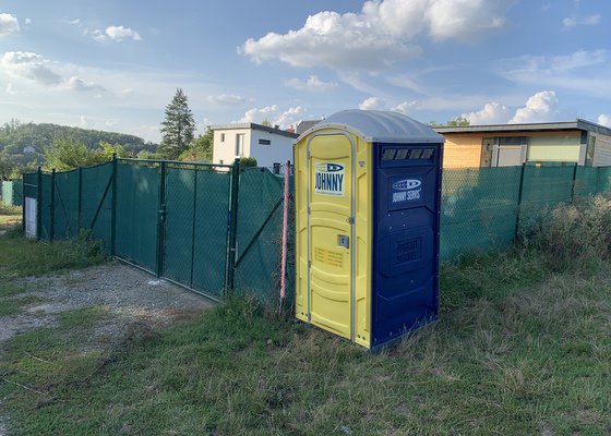 Montáž elektrického pohonu brány na zahradě