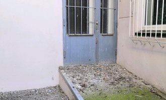 Odstranění holubího trusu a instalace hrotů proti holubům - stav před realizací