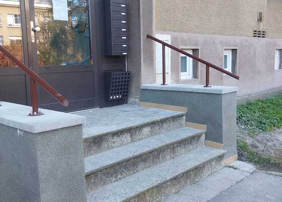 Oprava betonového schodiště + doplnění o zábradlí