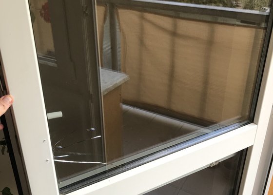 Vymena praskleho skla u plastovych balkonovych dveri