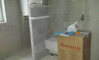 Obkladačské práce v novostavbě RD - koupelna a WC - stav před realizací