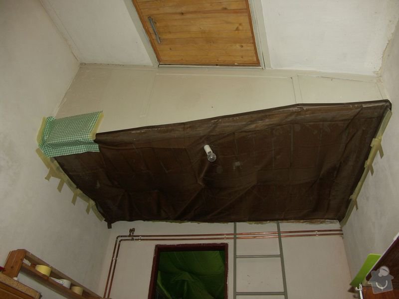 Rekonstrukce dřevěných stropů a podlahy půdy, přístupu na půdu a termoizolace: 1pred_strop_na_chodbe_pred_koupelnou