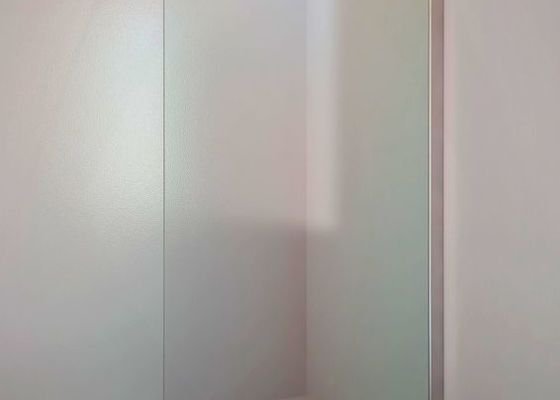 Skleněná stěna do sprchového koutu