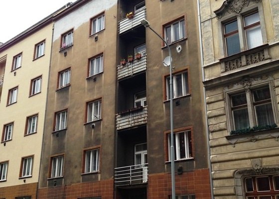 Opravu nátěrů dřevěných oken a malování v 5 bytech Praha 3 Žižkov - stav před realizací