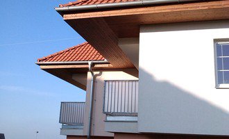 Konzervace dřevěného podbití bytového domu - stav před realizací