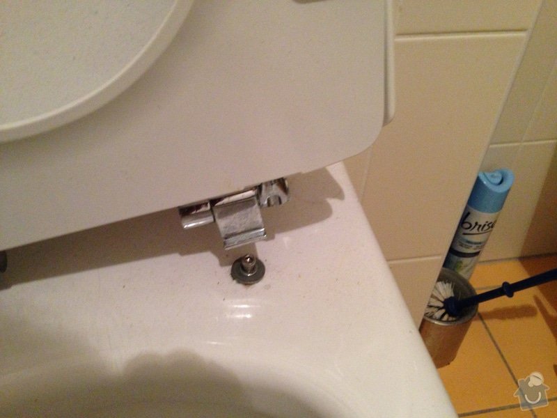 Oprava tekoucího sifonu pod umyvadlem + přišroubování WC prkénka: 010