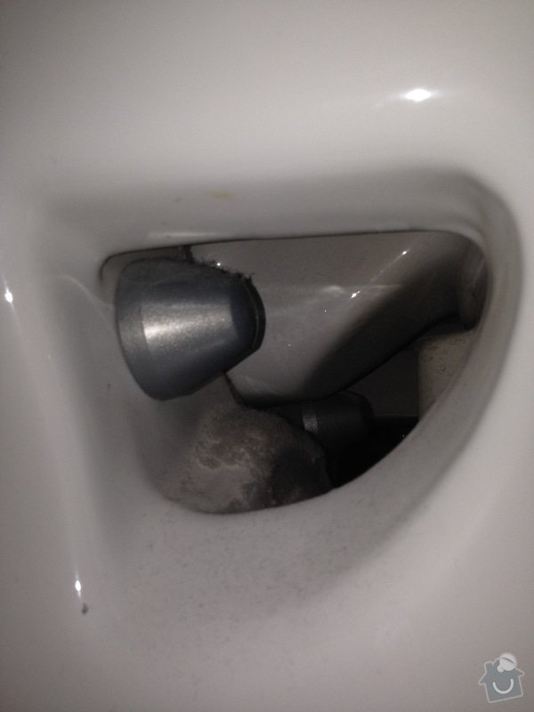 Oprava tekoucího sifonu pod umyvadlem + přišroubování WC prkénka: 013