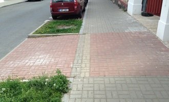 Uprava chodniku ze zamkove dlazby - stav před realizací