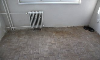 Výměná staré podlahy (skládané parkety) za plovoucí podlahu - stav před realizací