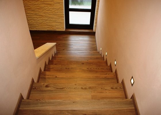 Vinyl korková podlaha a obklad schodů