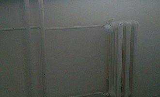 Výměna radiátoru v bytě. - stav před realizací