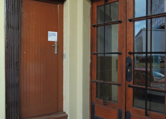 Rekonstrukce vchodových dveří pro kancelář - stav před realizací