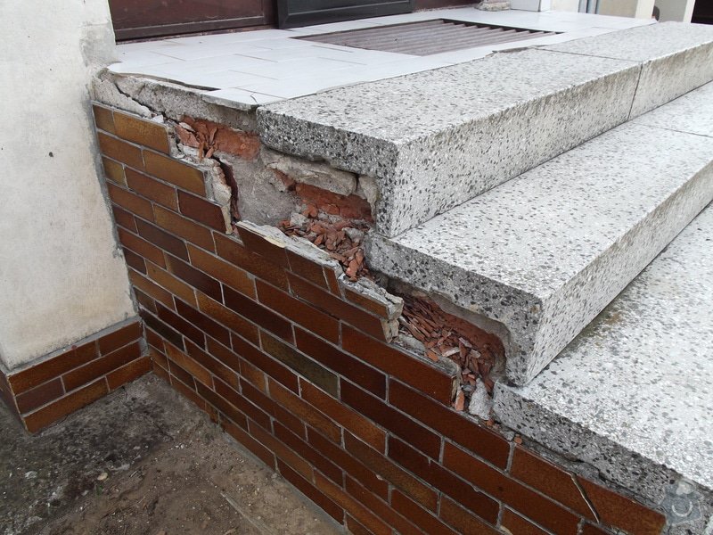 Rekonstrukce venkovního schodiště - bytovka, Svídnice u Dymokur: DSCF0857