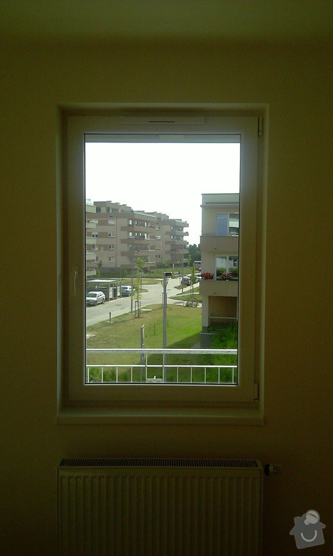 Žaluzie (3 okna + balkon), síť proti hmyzu (2 okna): obyvak