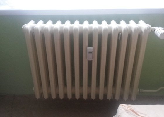Otočení ventilu na radiátoru ústředního topení, posun radiátoru stranou