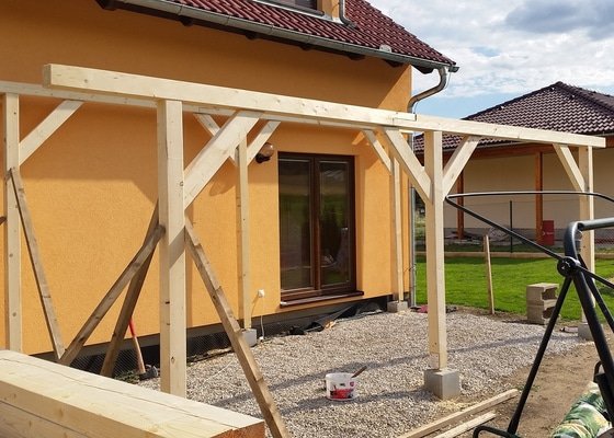 Ztotovení  pergoly nad terasou rozměr  5x3 m. včetně oplechování + střešní krytina - tašky.