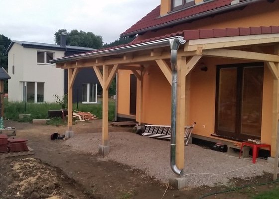 Ztotovení  pergoly nad terasou rozměr  5x3 m. včetně oplechování + střešní krytina - tašky.