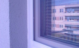 Žaluzie (3 okna + balkon), síť proti hmyzu (2 okna)
