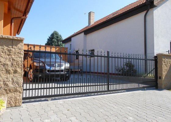 Kovaný plot a kovaná posuvná brána