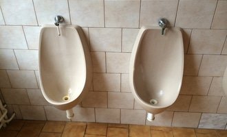Oprava pánských WC ve firmě - stav před realizací