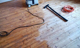 Rekonstrukci dřevěné prkenné podlahy v rodinném domě