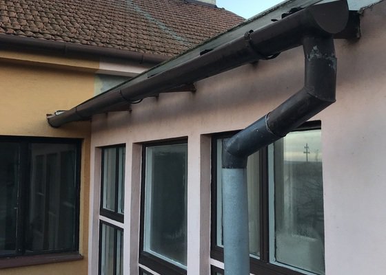 Oprava rýny, oprava oplechování na střeše na venkovní verandě - stav před realizací