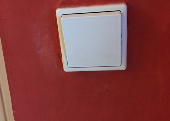 Zářivka nad kuchyňskou linkou u dřezu a pokud to půjde rovnou pak vypínač v chodbě