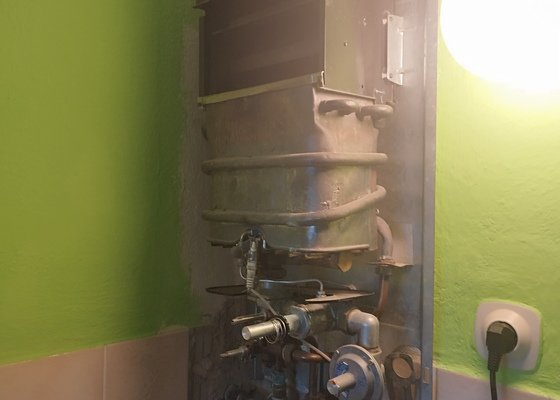 Kapající voda z průtokového ohřívače