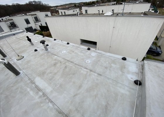 Montáž kačírkové lišty na PVC střechu