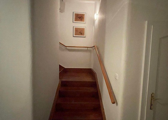 Sádrokartonová příčka - oddělení schodiště od chodby