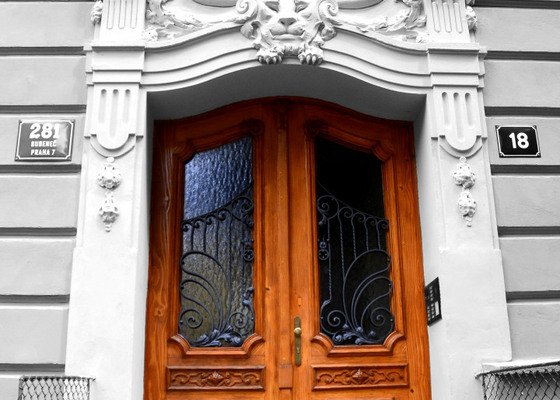 Renovace dveří na pražské Letné