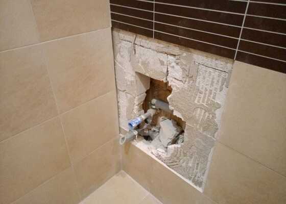 Instalace speciálního wc se zabudovaným kalovým čerpadlem do stávajícící koupelny