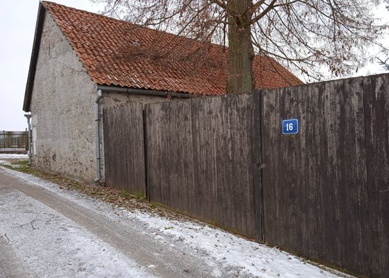 Výměna vadných střešních hřebenáčů na stodole.