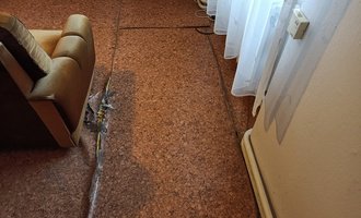 Pokládka lina a oprava podlahy - stav před realizací