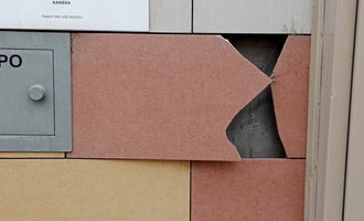 Výměna poškozené dlaždice na fasádě domu - stav před realizací