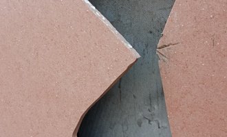 Výměna poškozené dlaždice na fasádě domu - stav před realizací