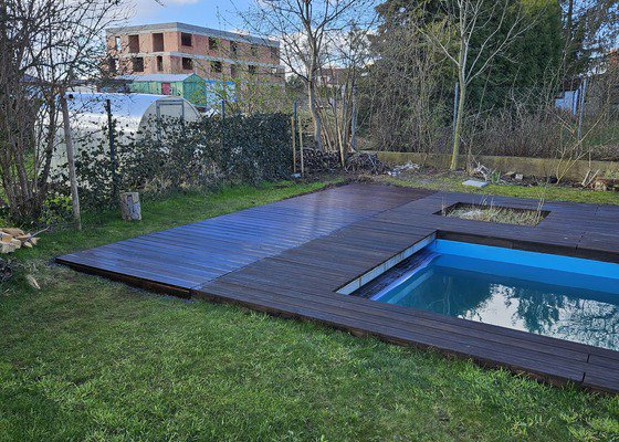 Renovacia a rozsirenie drevennej terasy okolo bazenu