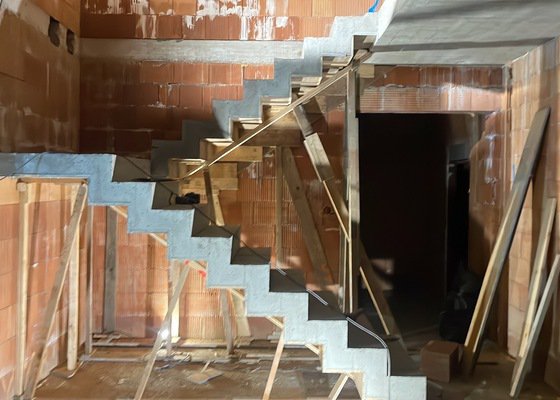 Aplikace betonové stěrky na pohledové schody