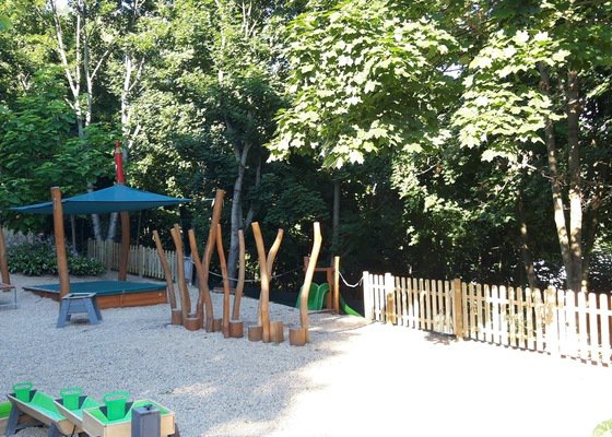 Instalace nového oplocení dětského hřiště.