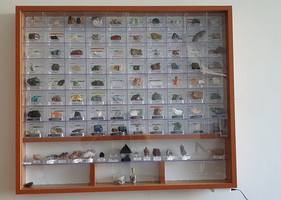 Zhotovení vitríny pro sbírku minerálů