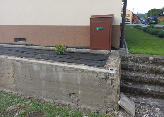 Oplechování betonového plotu